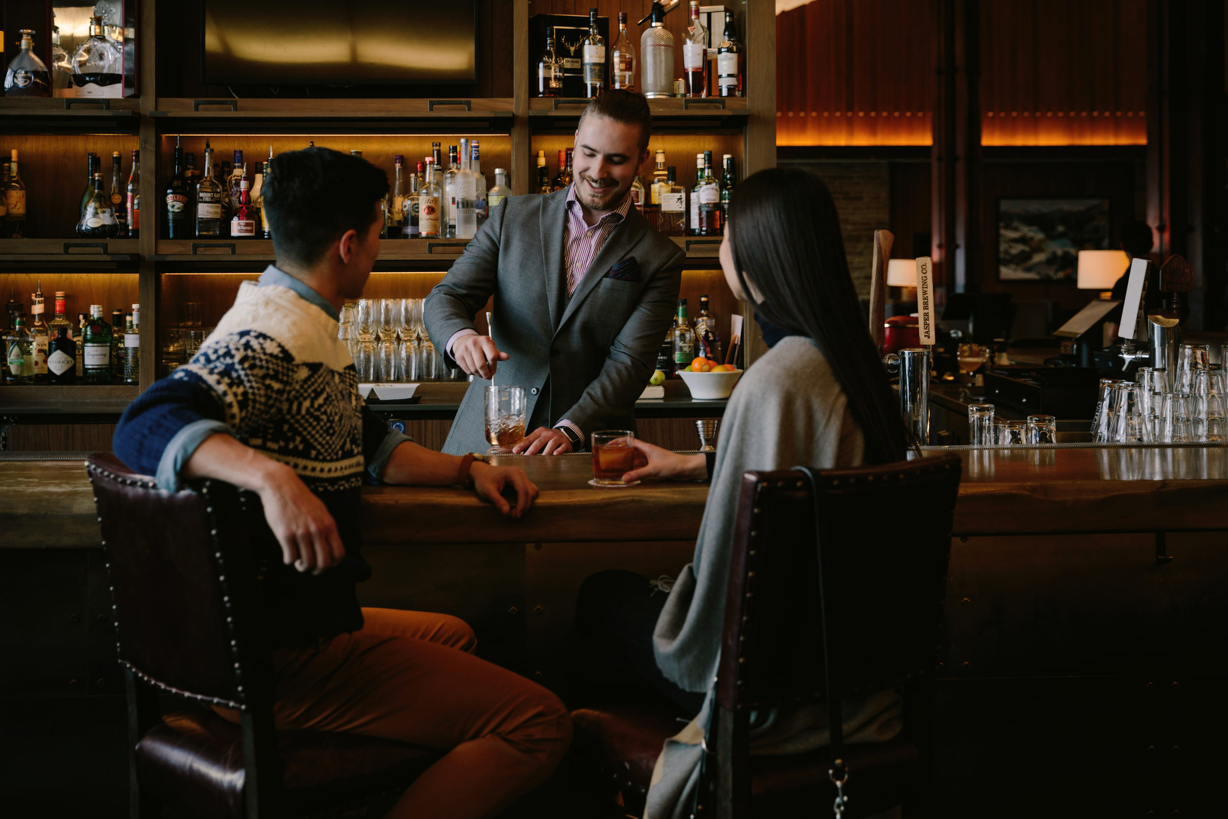 bartender pouring drinks for a couple